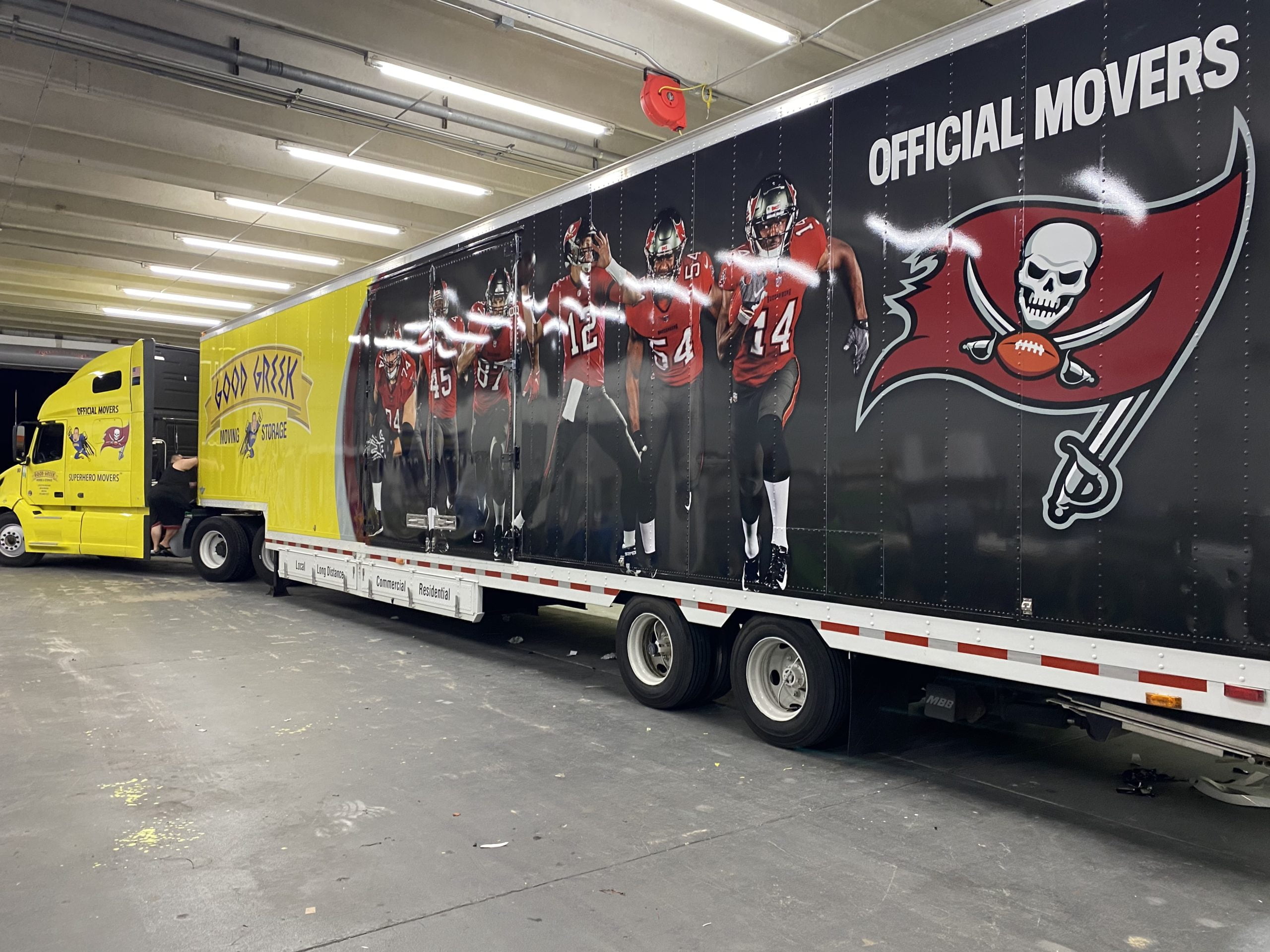 Remolque tractor de los Tampa Bay Buccaneers envuelto